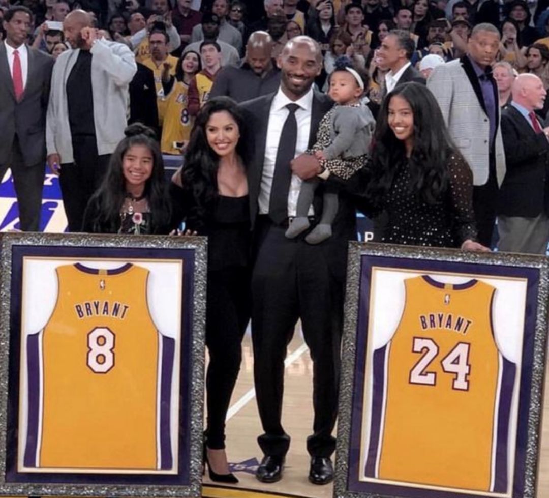 年轻女孩看 年轻女孩看