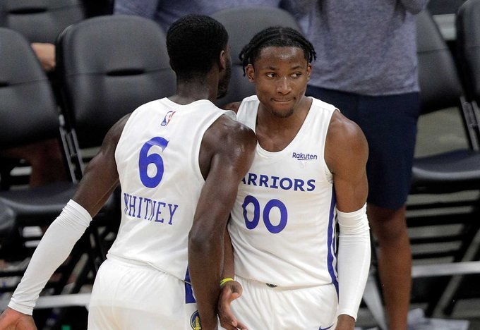 膝盖重伤，特尔施特根在离开当地医院时坐着轮椅